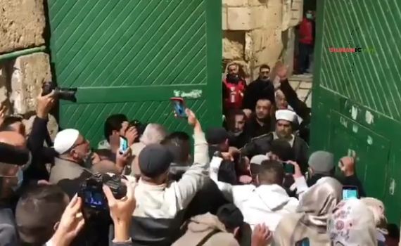 צפו: מאות מוסלמים פרצו את שערי הר הבית