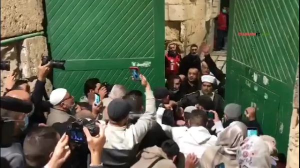 צפו: מאות מוסלמים פרצו את שערי הר הבית