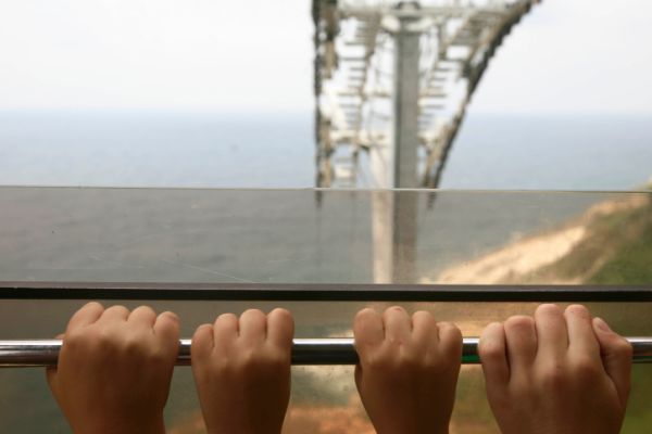 מעקה של אמונה: מה קורה עם הערכים שלנו?