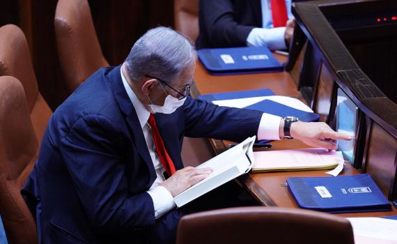 הרשת גועשת: איזה ספר קרא נתניהו במליאה?