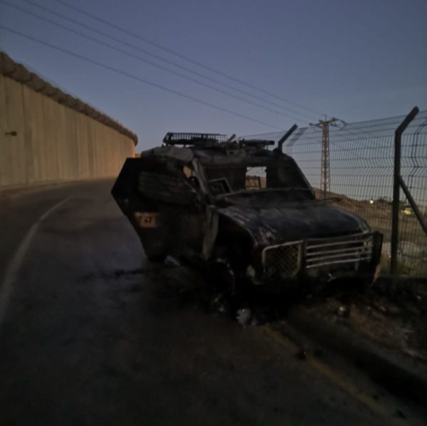 ים: רכב משוריין של מג"ב נשרף מבקבוקי תבערה