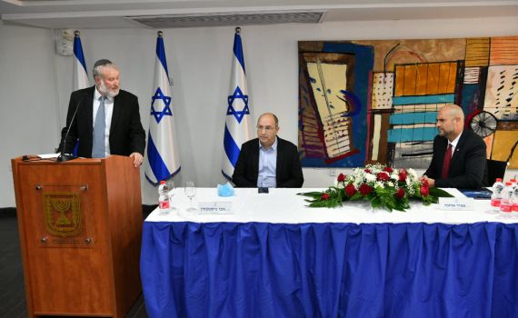 עימות בממשלה | היועמ"ש החריג הפגנות, השרים תקפו