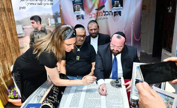 צפו: כך סיימו הוריו של עמית בן יגאל הי"ד את השבעה