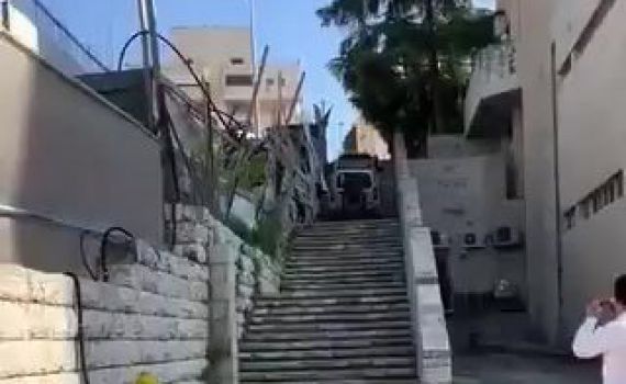 צפו בתיעוד: הרכב נסע במעלה מדרגות, הנהג נעצר