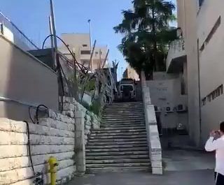 צפו בתיעוד: הרכב נסע במעלה מדרגות, הנהג נעצר