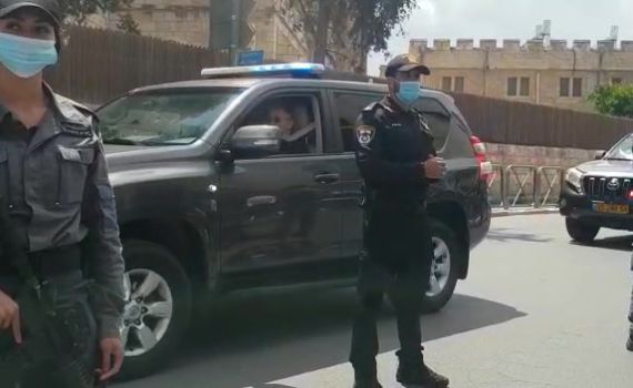 בתמיכת השרים והפעילים: נתניהו הגיע לבית המשפט