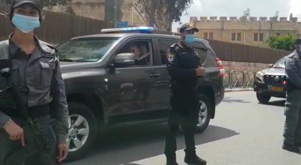 בתמיכת השרים והפעילים: נתניהו הגיע לבית המשפט