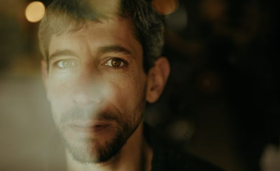 "יחסים": אביגדור גביש בסינגל אישי וחשוף. צפו