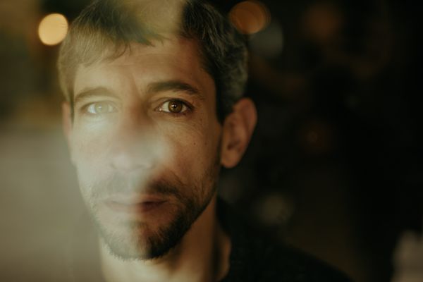 "יחסים": אביגדור גביש בסינגל אישי וחשוף. צפו