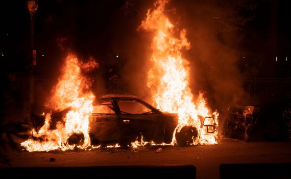 מהומות בארה"ב: עשרות שוטרים ומפגינים נפצעו