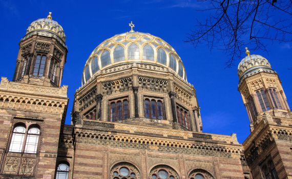 גרמניה חוזרת לשגרה: בתי הכנסת ייפתחו השבת