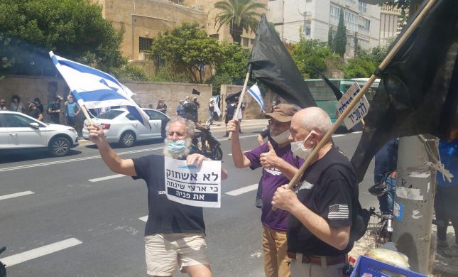 מחאת השמאל נגד נתניהו מול בית ראש הממשלה