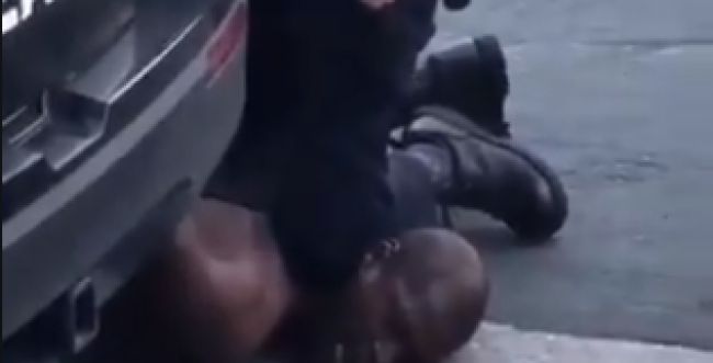 תיעוד מזעזע: שוטר דרך על גבר שחור - שנחנק למוות