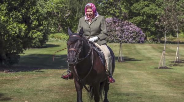 התחביב עליו המלכה לא מוותרת גם בגיל 94