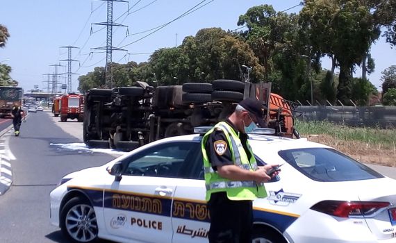 משאית התהפכה בשדרות ההסתדרות בחיפה