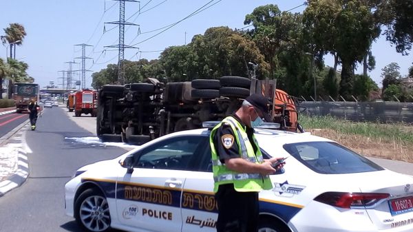 משאית התהפכה בשדרות ההסתדרות בחיפה