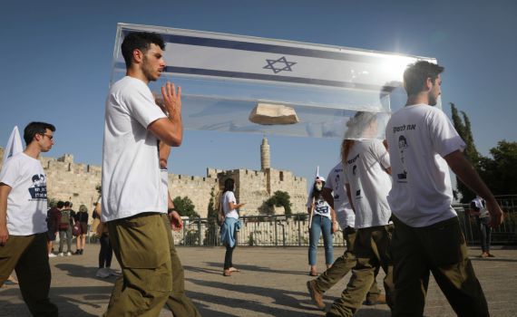 מדי ב' ואלונקות ריקות: מיצג להחזרת הנעדרים • גלריה