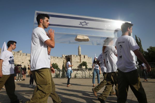 מדי ב' ואלונקות ריקות: מיצג להחזרת הנעדרים • גלריה