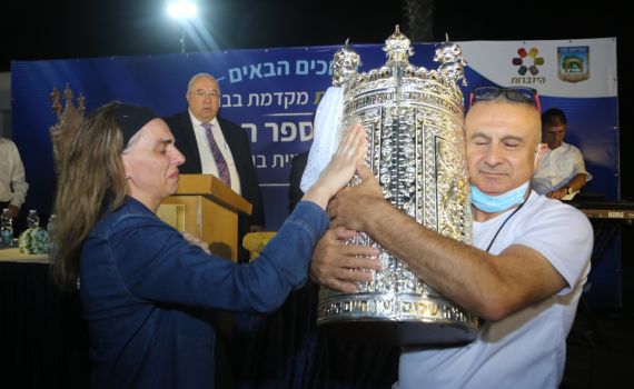 גלריה: הכנסת ספר תורה לזכרו של עמית בן יגאל הי"ד