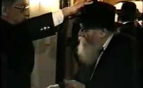 צפו: האדם שנתן דולר וברך את הרבי מלובביץ'