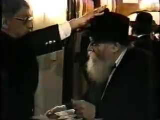 צפו: האדם שנתן דולר וברך את הרבי מלובביץ'