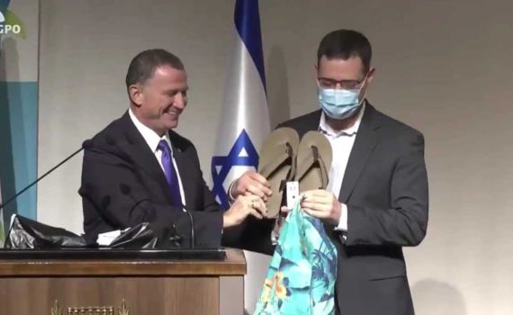 מתנת הפרידה המקורית של יולי אדלשטיין לבר סימן טוב