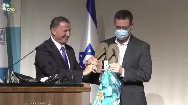 מתנת הפרידה המקורית של יולי אדלשטיין לבר סימן טוב