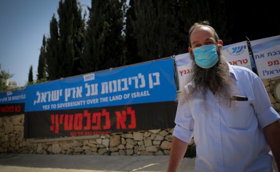 מאחורי הגב של מרצ? בנט נפגש עם ראשי מועצת יש"ע