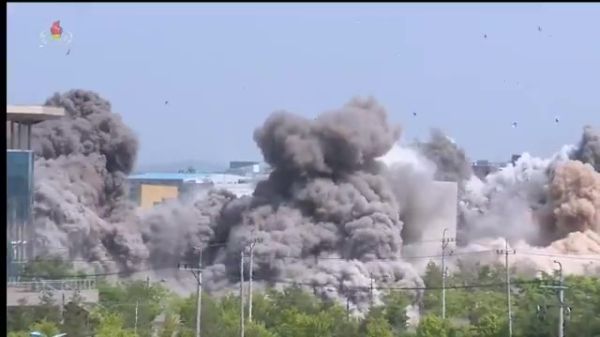 צפו בפיצוץ הבניין: צפון קוריאה מעבירה מסר לדרום