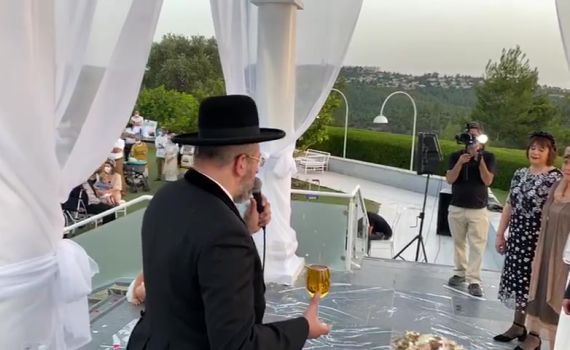צפו: צמרת עולם המשפט התייצבה בחתונה הסרוגה