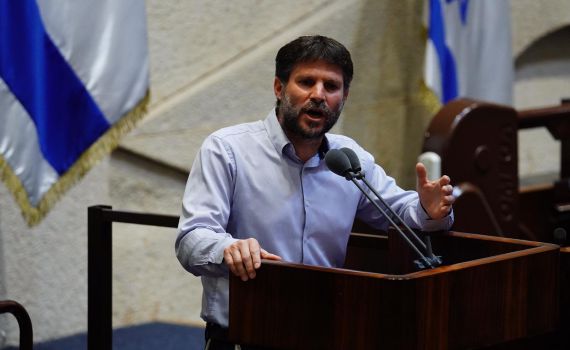 "תגידו אתם אמיתיים?! גבו אותו ותנו לו לעבוד!"