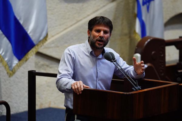 "תגידו אתם אמיתיים?! גבו אותו ותנו לו לעבוד!"