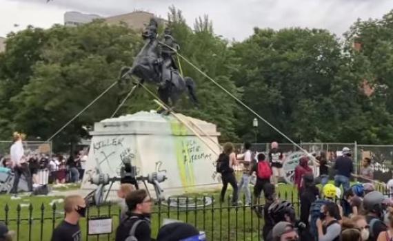 ארה"ב: מפגינים ניסו להפיל את פסל של הנשיא ג'קסון