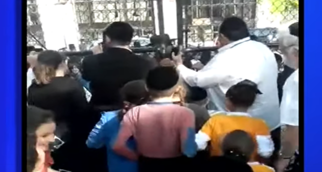 מחאה בברוקלין: חרדים פרצו לתוך מגרש המשחקים