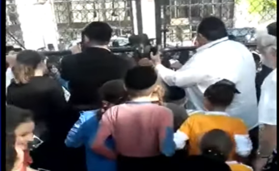 מחאה בברוקלין: חרדים פרצו לתוך מגרש המשחקים