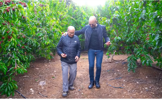 פותח שבוע: אברהם טל בקליפ חדש ושמח עם אביו