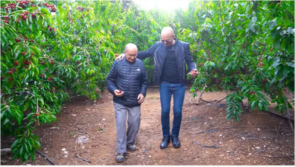 פותח שבוע: אברהם טל בקליפ חדש ושמח עם אביו