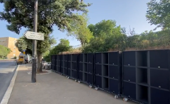 צפו: האמנים הזועמים משמיעים לשרים שירי דיכאון