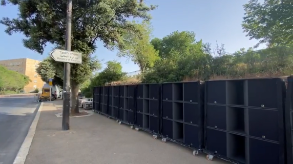 צפו: האמנים הזועמים משמיעים לשרים שירי דיכאון