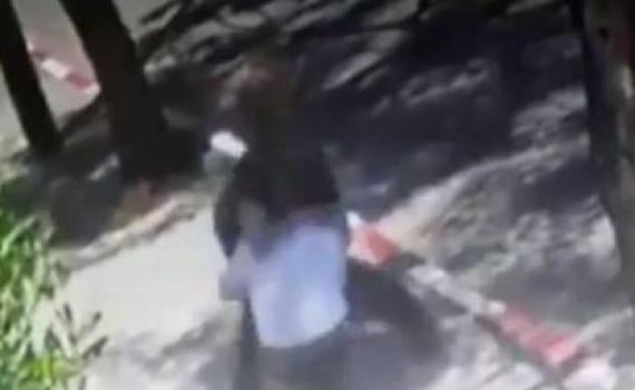 צפו: מתנדב במשטרה בועט בפרצופו של רב בגלל מסיכה