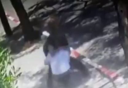 צפו: מתנדב במשטרה בועט בפרצופו של רב בגלל מסיכה