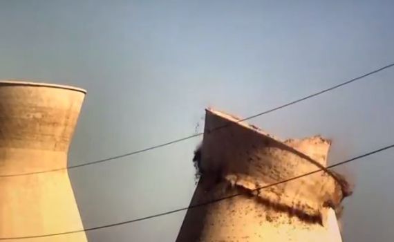 תיעוד: רגע קריסת הארובה בבתי הזיקוק בחיפה. צפו