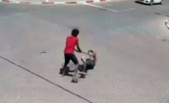 קשה לצפיה:מסתנן אריתראי תוקף אדם עם מוט ברזל