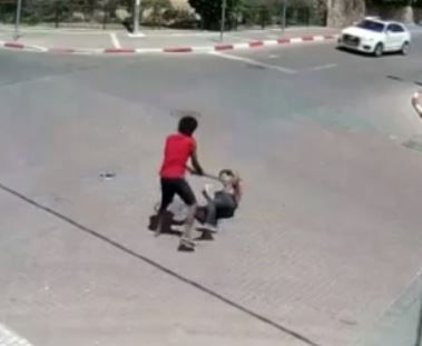 קשה לצפיה:מסתנן אריתראי תוקף אדם עם מוט ברזל