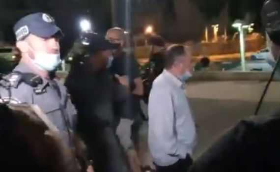 אמנון אברמוביץ' הותקף וחולץ ע"י שוטרים. צפו