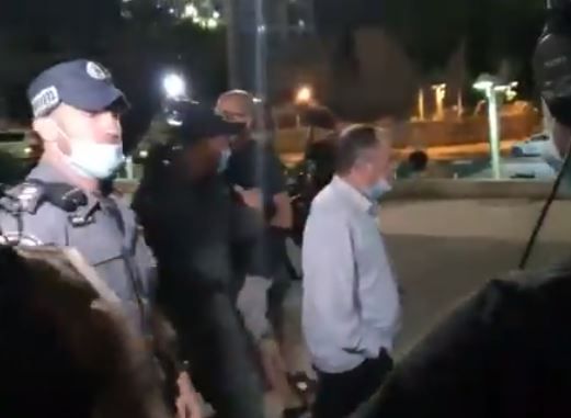 אמנון אברמוביץ' הותקף וחולץ ע"י שוטרים. צפו