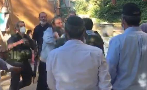 צפו: עימות פיזי בין מרזל למאבטחים של הרב רפי פרץ