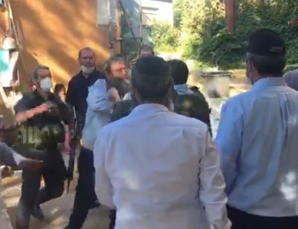 צפו: עימות פיזי בין מרזל למאבטחים של הרב רפי פרץ