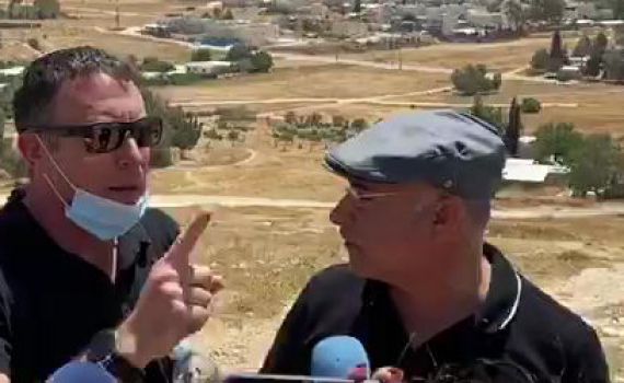 צפו: עימות בנגב בין חברי ימינה לתושבים בדוואים