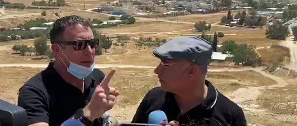 צפו: עימות בנגב בין חברי ימינה לתושבים בדוואים